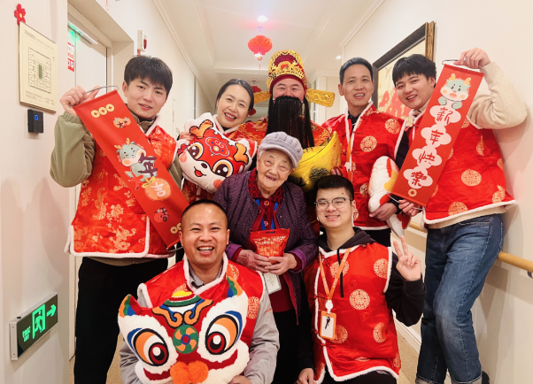 新春情更切丨感受养老院里的“隔辈亲”